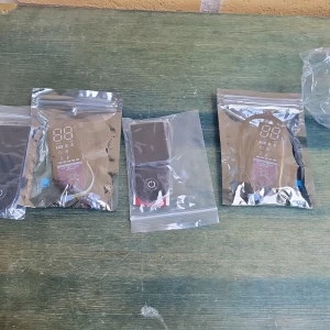 Universell digital farthållare för elcykel/elscooter - Flera digitala farthållare för elcykel eller elscooter, nya och förpackade. LED-display visar hastighet och läge. Inkluderar kablar och monteringsdetaljer. Perfekt för uppgradering eller reparation. Inga synliga defekter, allt är oanvänt ut.