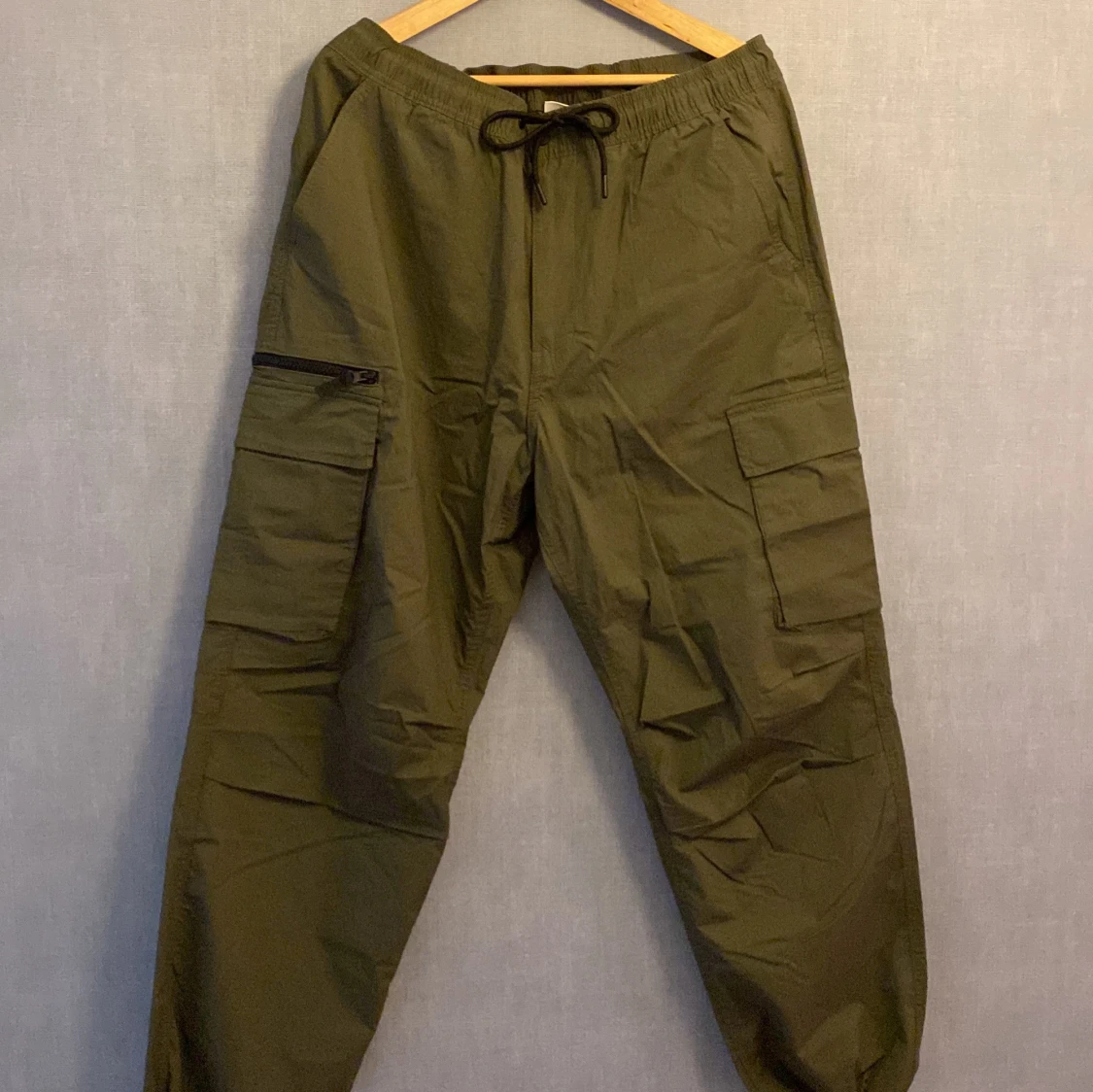 Olivgröna cargobyxor från H&M L