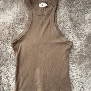 Brun ribbad linnetopp - Från Gina.