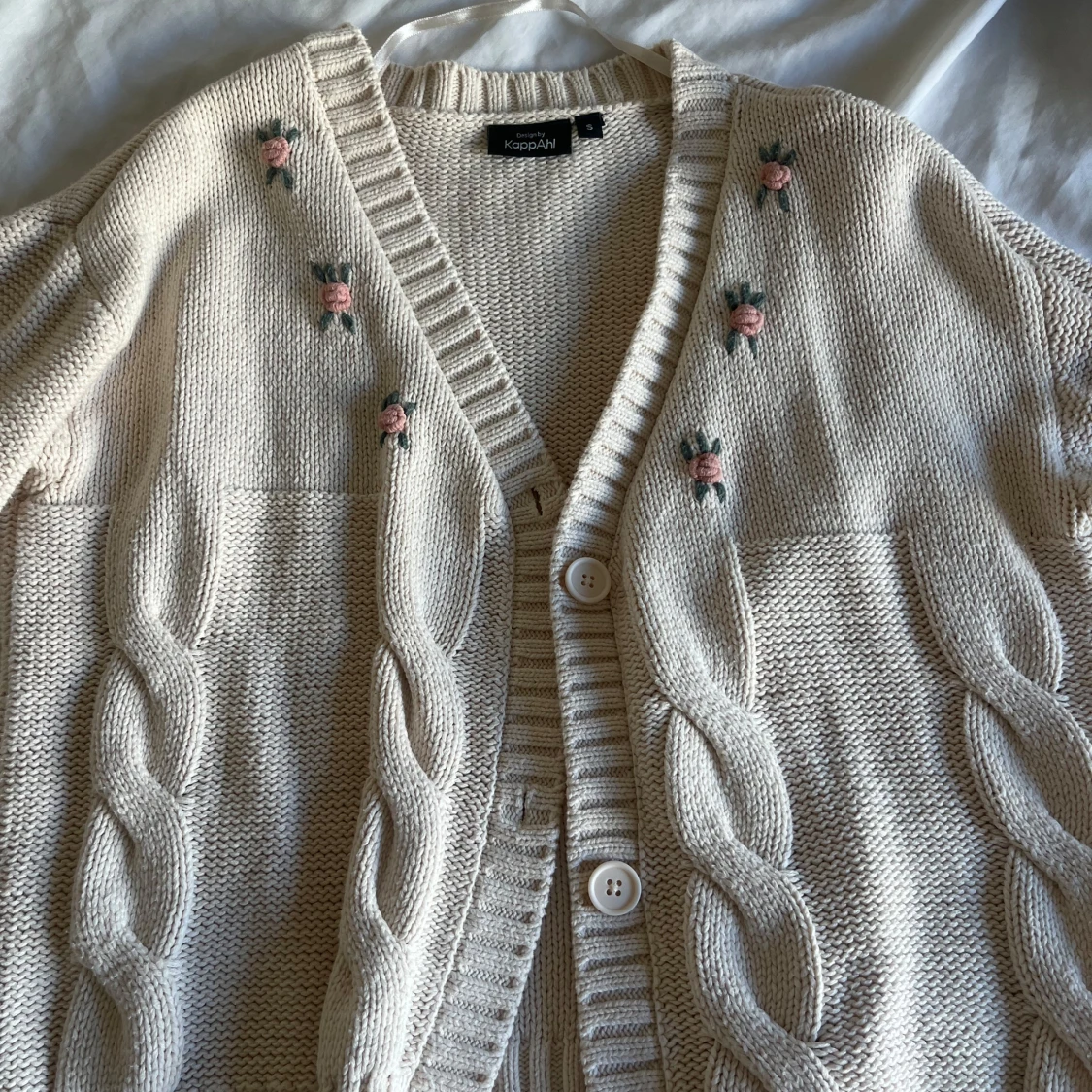 Beige kofta med broderade blommor KappAhl - 2