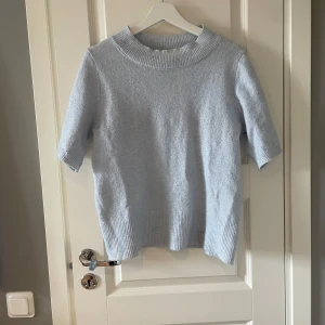 Ljusblå stickad T-shirt - Ljusblå stickad T-shirt från Missay!🩵 Det är one size men jag skulle säga att den passar från XS till M, beroende på hur löst man vill att den ska sitta. Bra skick, använd en del men inga defekter!🩵
