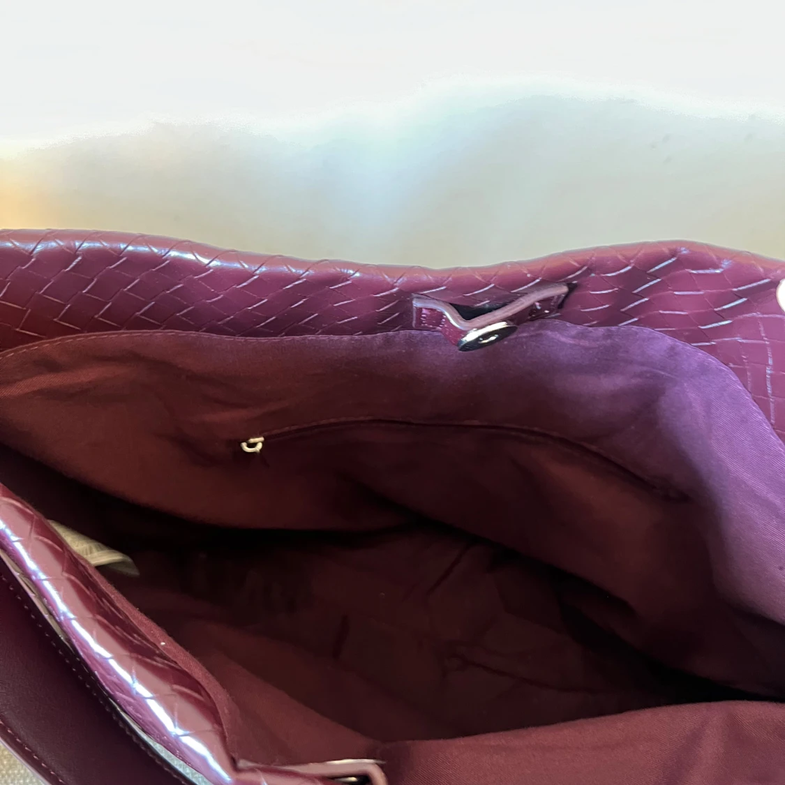 Vinröd axelväska i flätat skinn - 3