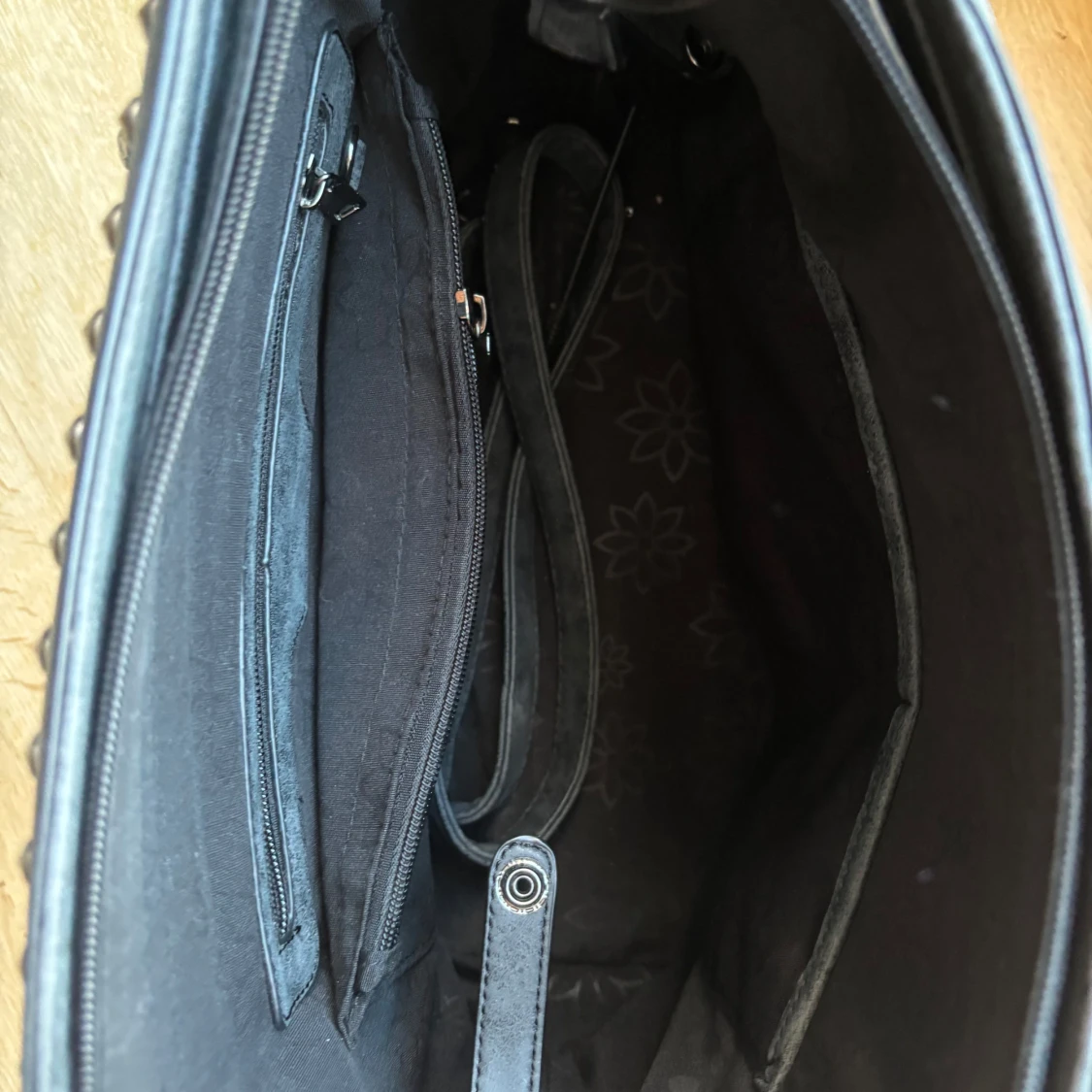 Handväska med nitar - 2