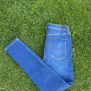 Blå Replay Hyperflex jeans - Säljer ett par blå Replay Hyperflex Leyla jeans i stretchigt material. Modellen har klassisk femficksdesign, smal passform och hög midja. Perfekta för dig som gillar bekväma och snygga jeans med mycket rörelsefrihet. Har några fläckar som jag ska försöka ta bort 