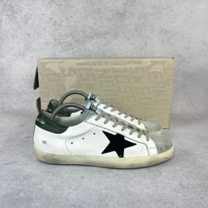GOLDEN GOOSE SUPER STAR SNEAKER - – Condition: 9/10 - used a few times  – What is included: Box (damaged)  – Retail price: 6000 + SEK