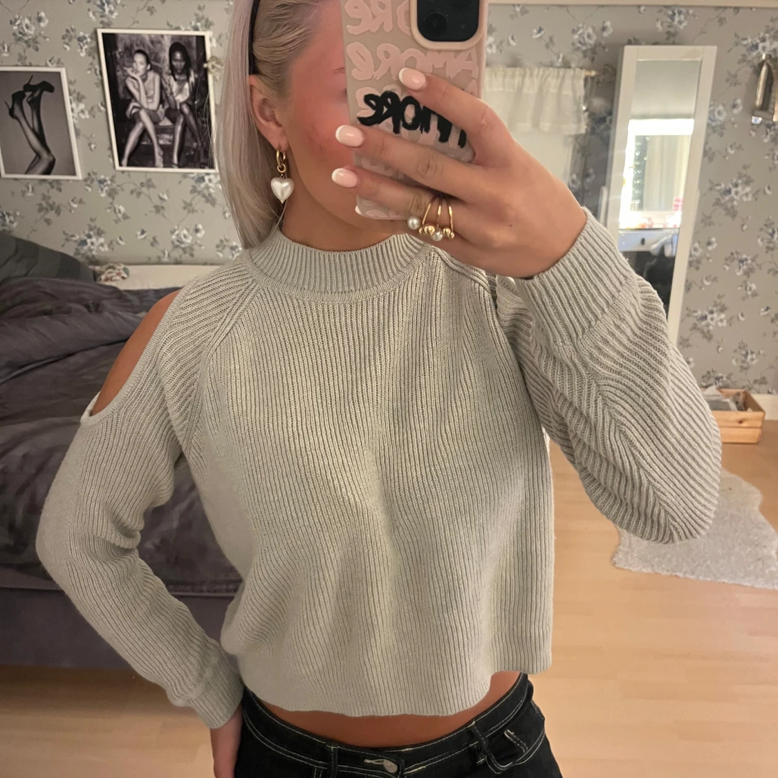 Ljusgrå stickad tröja med cut-outs