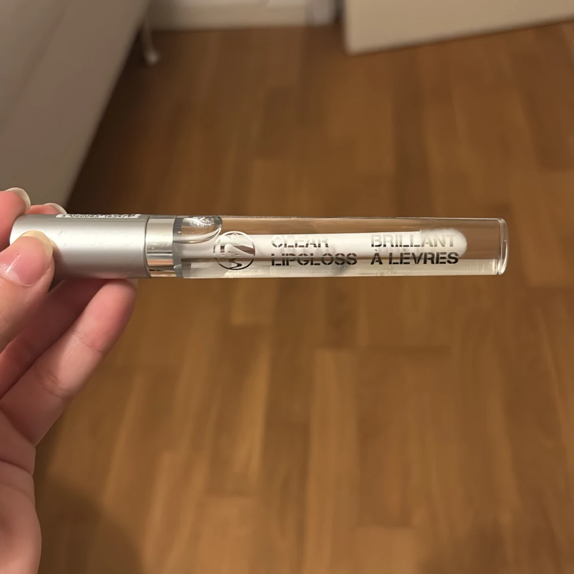 W7 Clear Lipgloss med silvrigt lock