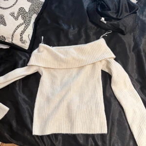 Offshoulder ribbad stickad tröja H&M - Superfin offshoulder stickad tröja från H&M i ljusbeige färg. Tröjan är ribbad och har långa ärmar.