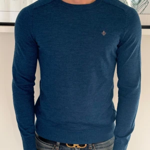 Morris tröja  - Morris sweatshirt i 100% merino. Perfekt vinterplagg. Köpt ny för 1300. Tyvärr blivit för tajt. Pris diskuteras!