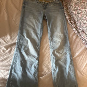 Ljusblå bootcut jeans från Nelly - Säljer ett par ljusblå jeans från Nelly med klassisk bootcut-modell.  Bra skick säljer pg av de är för stora då jag köpte denna storlek av impuls . Men använt några gånger, snygga! Köptes för 699
