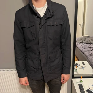 Marinblå fieldjacket  - Säljer nu min fieldjacket från bläck. Storlek S. Skick 8/10 använd men inga defekter. Modellen är 185 och väger 70. Skriv vid frågor eller liknande!