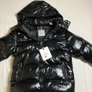 Moncler Maya Pufferjacka - Helt ny, aldrig  använd. Mått och fler bilder finns i DM. För övrigt hör av er vid frågor och prisförslag.