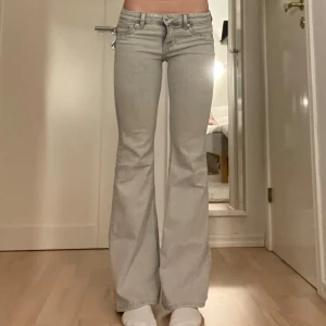 Ljusgrå bootcut jeans - Supersnygga ljusgrå jeans med bootcut-modell och klassisk femficksdesign. Jeansen är i nytt skick och har använts endast några gånger. Modellen på bilden är 167 cm ❤️❤️Pris kan diskuteras!