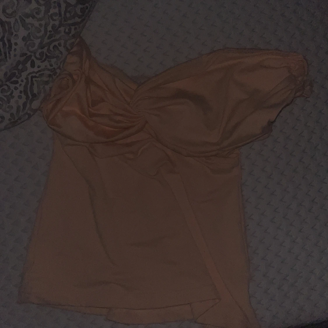 Aprikos offshoulder topp med twist - 1