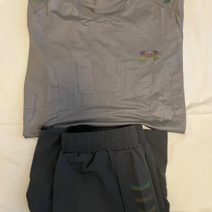 Grå tränings set från Under Armour - Tränings set från under armour.