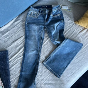 Miss Me Border Bootcut Jeans  - Helt nya, enbart provade Snygga blå Miss Me jeans. Storlek 25/34. Washed, mid-rise bootcut. Innerbenslängd 86 cm. Bredd midja bak 34 cm. Köpta direkt från USA, passade tyvärr inte. Kostade inkl frakt 1856 kr. Säljer för 1.000 kr. 