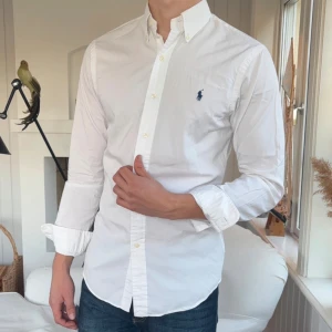 Vit skjorta från Ralph Lauren S -  vit skjorta från Ralph Lauren, helt ny oanvänd. Priset kan diskuteras 