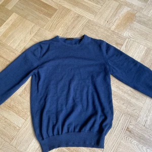 Blå merinoulltröja från Stenströms - Mysig blå tröja från Stenströms i 100% merinoull. Den är i mycket bra skick och nypriset är 1600