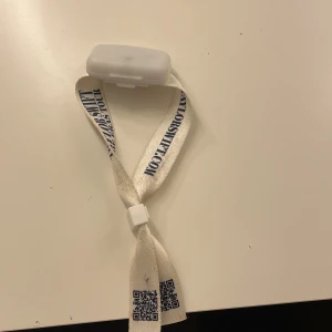 Taylor Swift The Eras Tour LED-armband - Officiellt LED-armband från Taylor Swift The Eras Tour. Armbandet har tygband med tryck och QR-kod, samt en vit plastenhet som lyser under konserter. Mindre tecken på användning, men i gott skick. Perfekt samlarobjekt eller minne från turnén.OBS! FUNKAR EJ