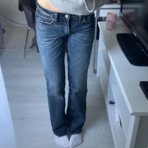 Zara Jeans - Ett par jättesnygga mörkblåa jeans ifrån Zara, köpte från Vinted men jag har endast testat dom! Säljer då dom var för små💙Nypris: 399kr