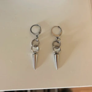 Långa hängande örhängen i silver färg stål hängörhänge stockholmsstil Stockholm style - Örhängen i silvrig färg, gjorda av stål.