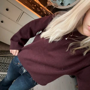 Vinröd stickad tröja från Gina Tricot - Mysig vinröd stickad tröja från Gina Tricot, använd några gånger men ser ut som ny, strlk xs