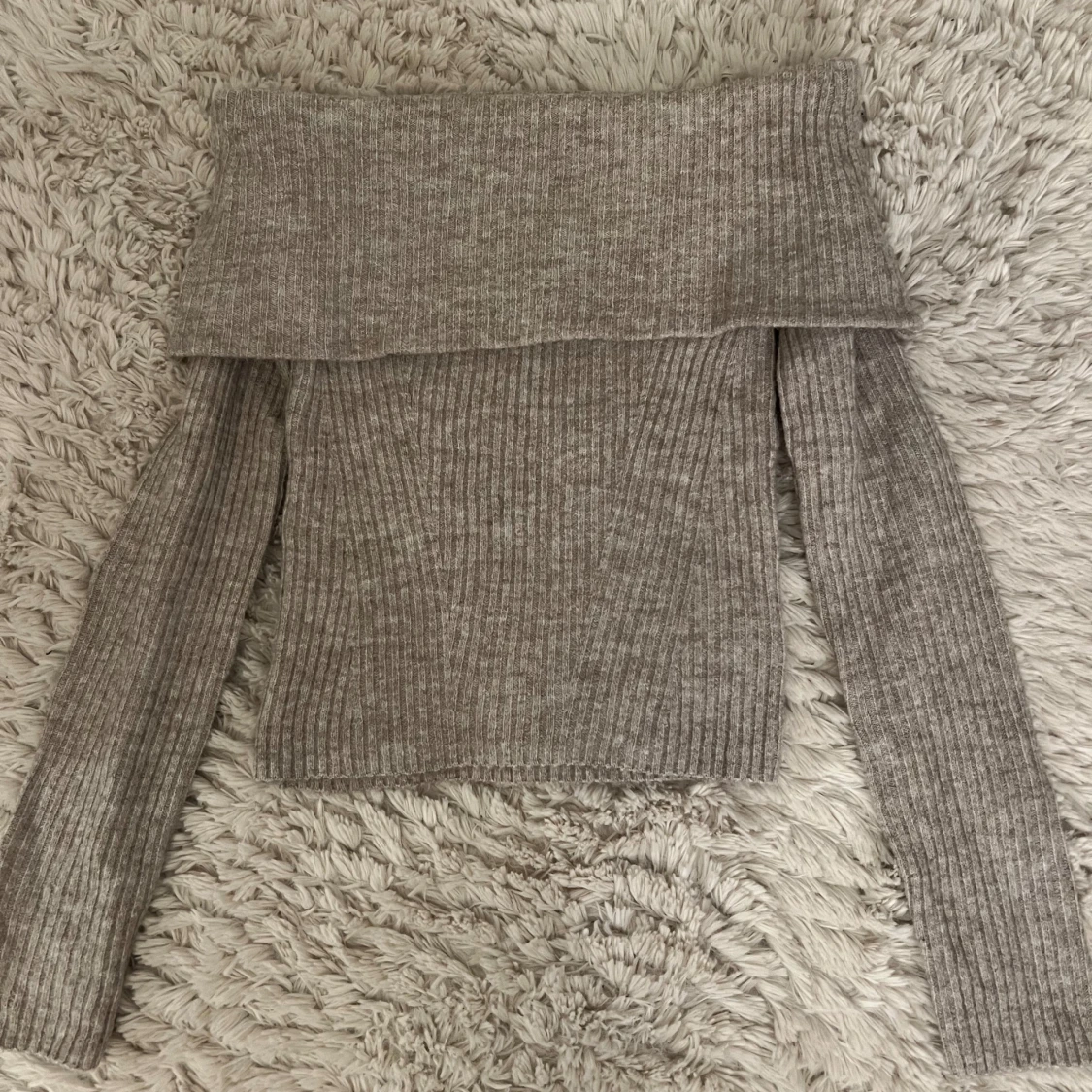 Beige stickad offshouldertröja