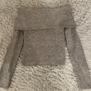 Beige stickad offshouldertröja - Säljer en jätte skön stickad ofshoulder tröja från h&m i storlek xs. Säljer pga inte använd.