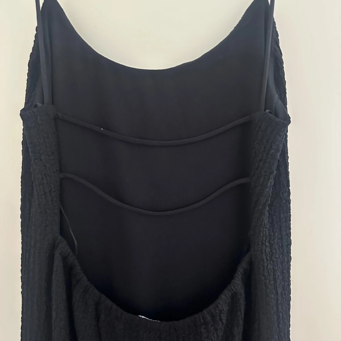 Svart långklänning med tunna axelband - 2