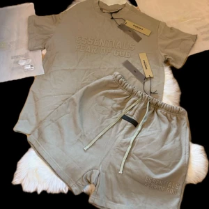 Beige shorts och t shirt från Essentials Fear of God - Här en länk till exakt denna så ni får se video på den från min TikTok:https://vm.tiktok.com/ZNdp38p3e/