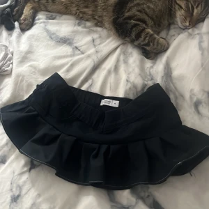 Mini minikjol  - Gullig kjol som jag sytt själv💕står M men sitter som xs/s🩷 35 cm bred 18,5 cm lång 