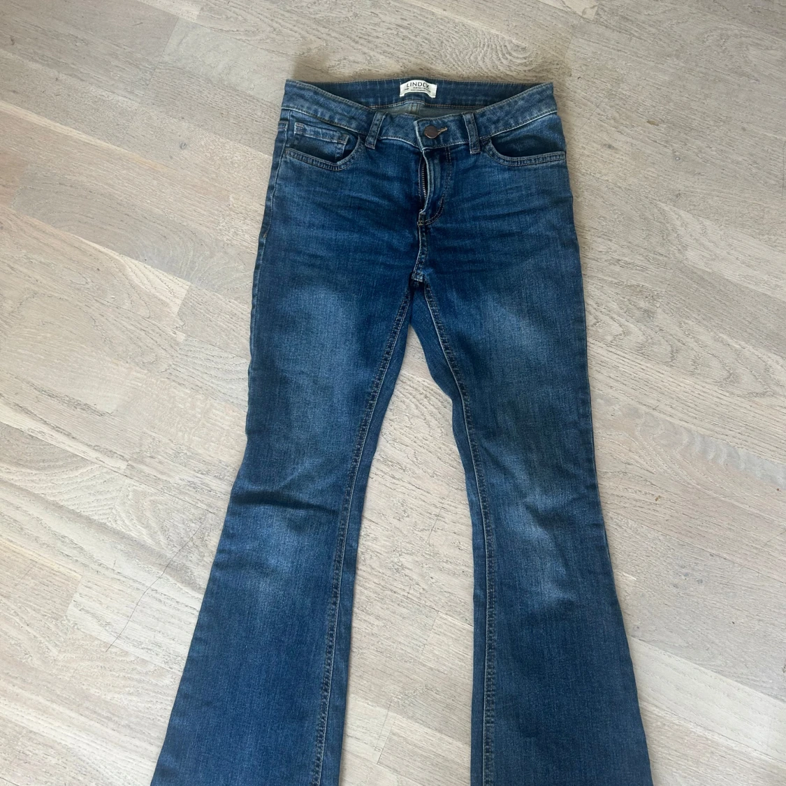 Snygga blå bootcut jeans Freja från Lindex! - 2