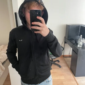 Svart hoodie Comme des Garçons Play - Svart hoodie från Comme des Garçons Play med dragkedja och huva. Är storlek M men sitter som en S. Bara att skriva vid funderingar!