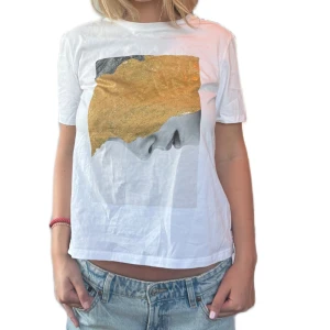 Cool tshirt - T shirt med guld tryck från Zara. Använt den fåtal gånger! Inget tryck eller så på baksidan. Skriv vid frågor🌼