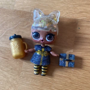LOL docka Glittrig  - Lol docka med svart och guld glitter