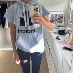 Isabel Marant hoodie - Säljer denna skitsnygga Isabel Marant hoodie med korta ärmar. Jättefint skick! Storlek 34 men passar xs-m. Priset går att diskutera vid snabb affär!