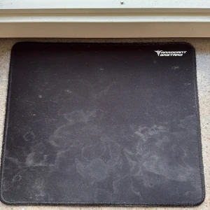 Arrogant Bastard Gaming Set - Komplett gamingpaket med Arrogant Bastard musmatta, ergonomisk gamingmus och mekaniskt tangentbord. Alla delar är kabelanslutna och visar tecken på användning med synligt damm och mindre slitage, men fungerar bra för gaming och produktivitet.