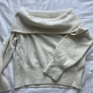 Vit offshoulder stickad - Vit stickad tröja från H&M i storlek XS. Tröjan har en bred offshoulder-krage som man enkelt kan vika hur man själv vill. Perfekt nu till hösten