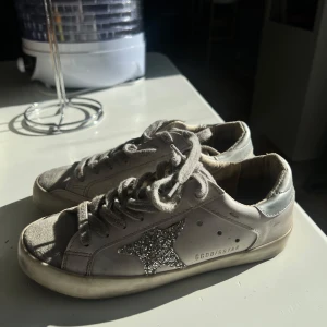Golden Goose sneakers med glitterstjärna - Säljer nu mina snygga golden goose kopior pågrund av att dem är lite för små för mig. Dem är sparsamt använda, inte mer än 10 gånger. Nypris 6000. Kan mötas upp inom Stockholm.