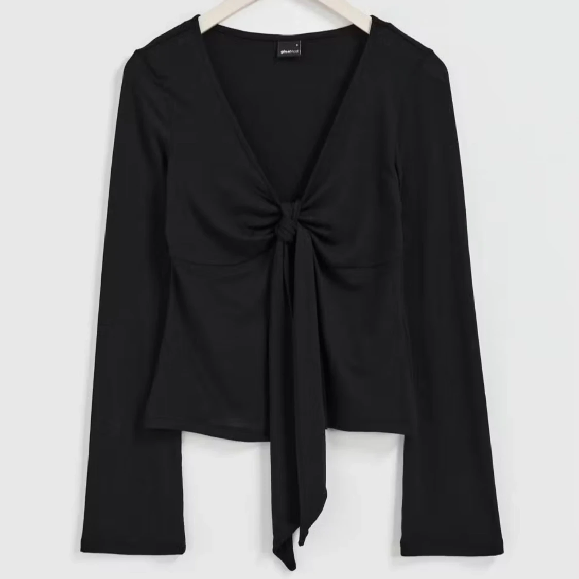 Svart långärmad knytblus från Gina Tricot - 2