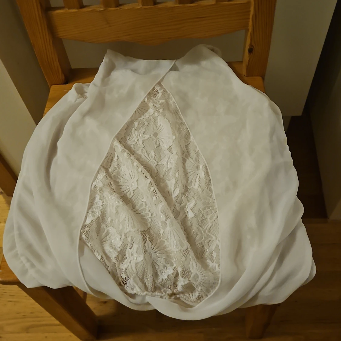 Vit ärmlös blus med spets från HLYS - 1