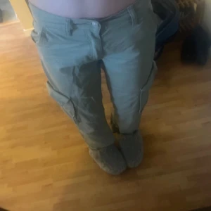 snygga cargos  - snygga cargos i bra skick! är som helt nya o priset går att diskuteras! 