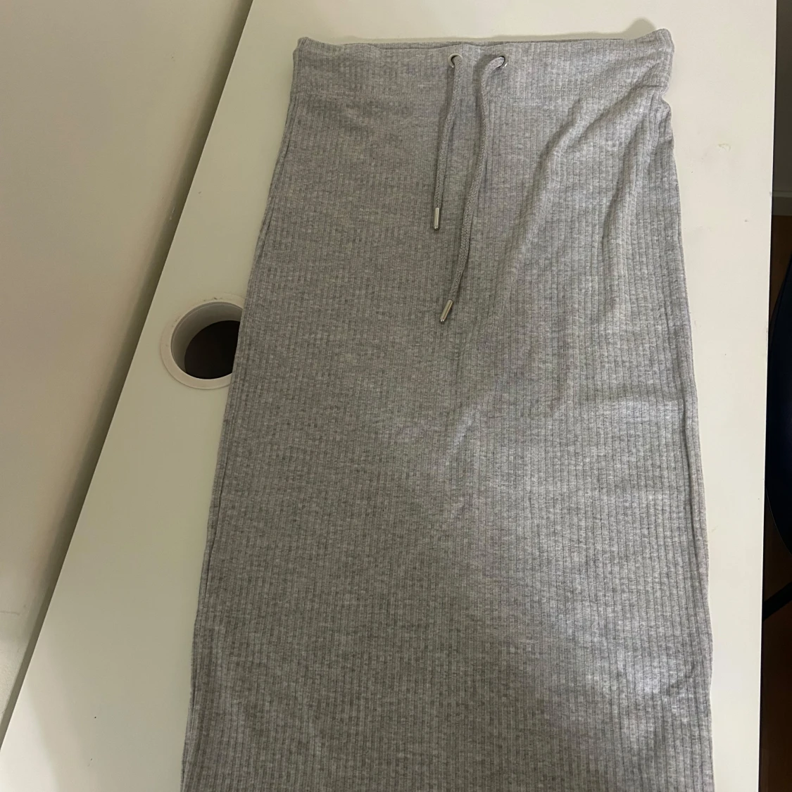 Grå ribbad långkjol från Gina Tricot