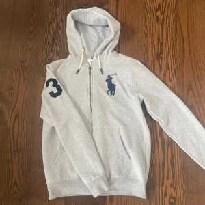 Grå hoodie från Polo Ralph Lauren - Inga defekter.                                                              Storlek L 