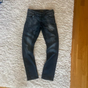 Jack&Jones Jeans - Säljer ett par riktigt stilrena jeans från Jack & Jones, modell Slim/Glenn. Storlek 29/32 säljer för att dom inte längre passar.