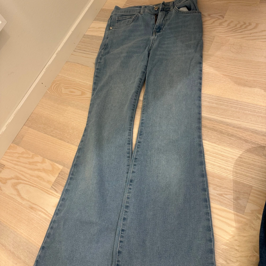 Ljusblå bootcut jeans