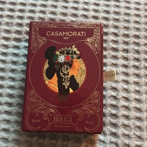 Casamorati Italica Eau de Parfum - Italica Eau de Parfum från Xerjoff, Casamorati, tillverkad i Italien. En exklusiv parfym med lyxig känsla och snygg design som sticker ut i samlingen. Perfekt för dig som vill ha något unikt och elegant. Nypris på denna ligger runt 1300kr