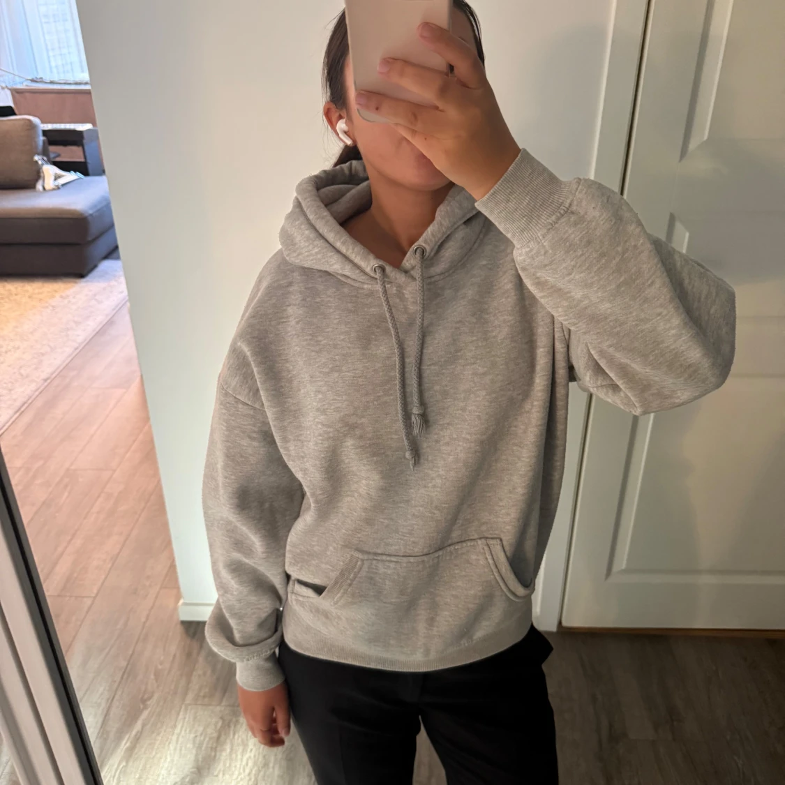 Grå hoodie från Bik Bok  - 3