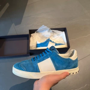 Valentino Flycrew | 41 - ONLY TRADES! I ship from Norway. Snygga sneakers från Valentino Garavani i blå mocka med vita skinnpaneler och coola nitar på sulan. Skorna har rund tå, snörning och en platt sula. Perfekta för dig som vill sticka ut med en lyxig och sportig vibe. Grisch golden goose lanvin 