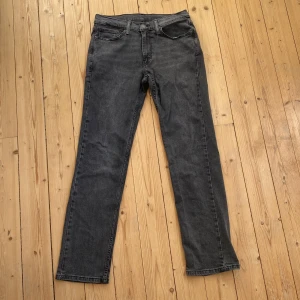 Levi's 514 svart tvättade jeans W30 L32 - Levi’s 514 i svart tvättad färg, modellen på jeansen har raka ben men sitter inte tight 